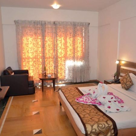 Sapphire Hotel Lonavala Bagian luar foto