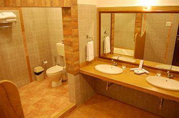 Sapphire Hotel Lonavala Bagian luar foto