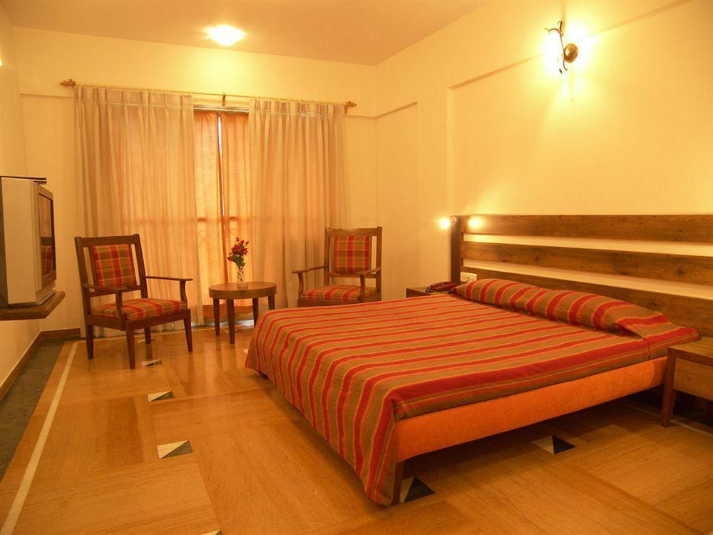 Sapphire Hotel Lonavala Bagian luar foto