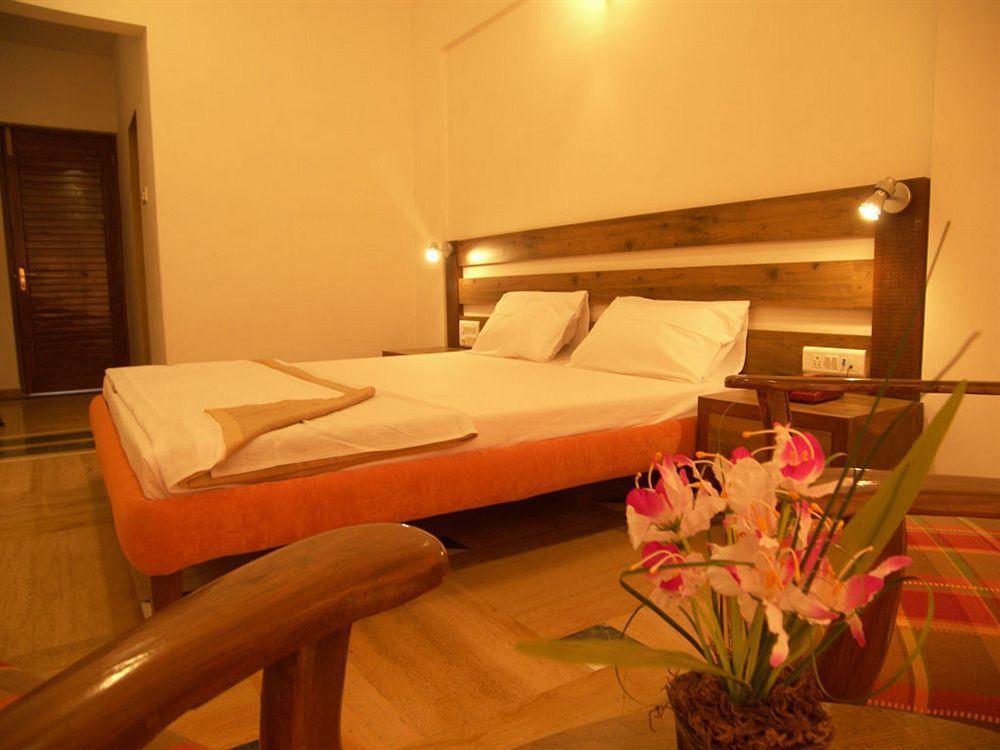 Sapphire Hotel Lonavala Bagian luar foto