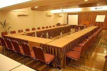 Sapphire Hotel Lonavala Bagian luar foto