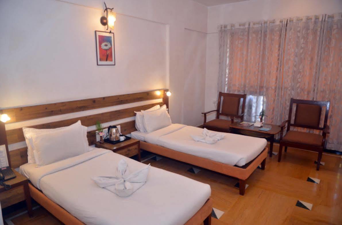 Sapphire Hotel Lonavala Bagian luar foto